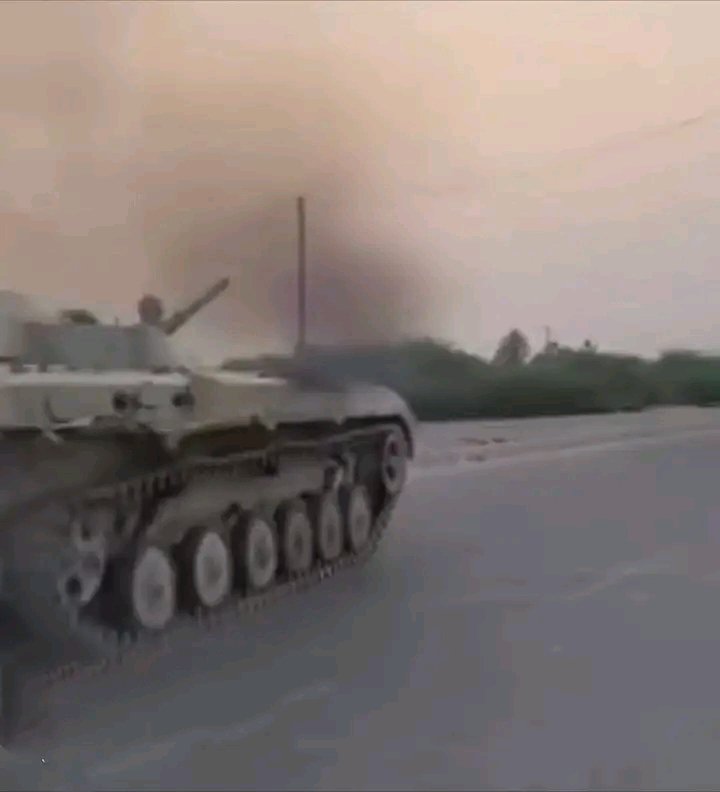 هذي الدبابه خرجت لإدخال نبتة القات في وادي حضرموت 
قلنا لكم مليشيات المنطقة الاولى احتلالية اذا حسوا شي يهدد مصالحهم سيستخدمون كل مالديهم من قوة للحفاظ على مصالحهم ومنافعهم 
#حضرموت_الوادي