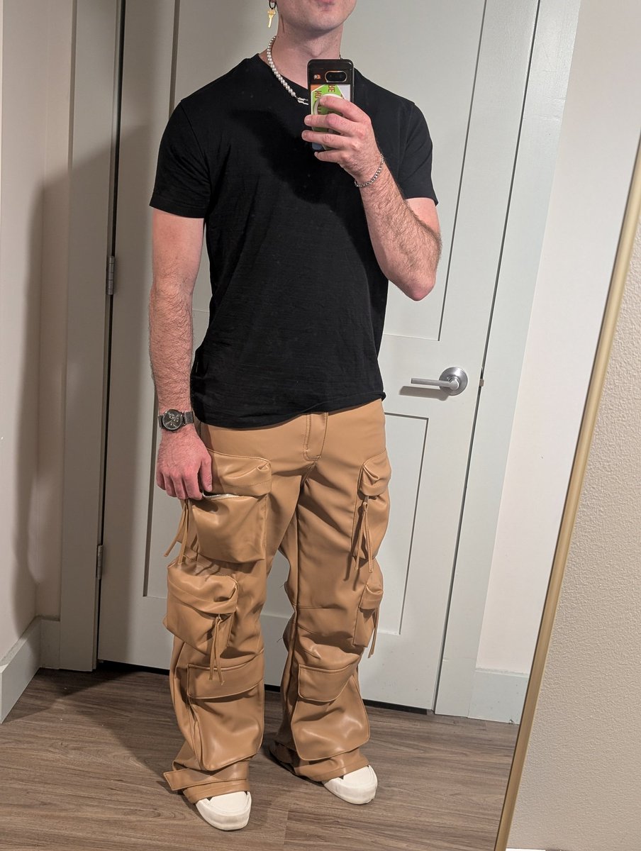 trevvvv_'s tweet photo. GM GM 🙏

Allow us to weigh the Pros and Cons of leather pants:

Pro: Shiny ,l🌟

Con: Sticky 🤢 https://t.co/OLU9B7mrPI