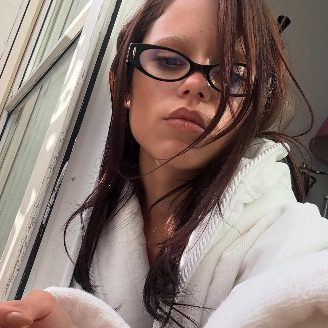 JENNA POSTED. IN GLASSES!?????)3&amp;:):7:?: