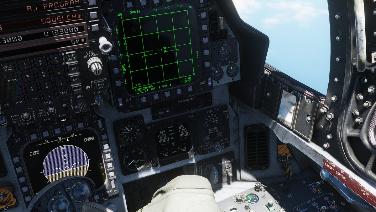 Cinari_Amatuka's tweet image. 久しぶりにF-15Eで空中給油
2000lb未満から空増槽3本と機内に満タンで34,500lb
クッソ重い
#DCSWORLD #RAZBAM