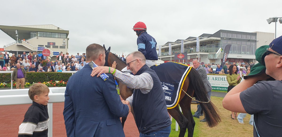 SportsNewsIRE's tweet image. Come On The Lads (22/1) gets up on the line for @gavincromwell1 and jockey Eoin Staples to take @BoyleSports Galway Tribes Handicap Hurdle @Galway_Races