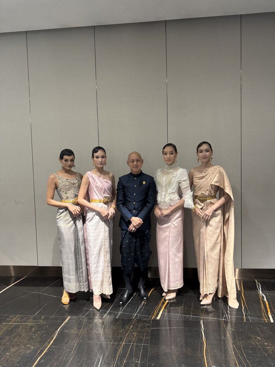 BeeFansite_'s tweet photo. 💃🏻 @beenamthip
#ICONCRAFT #ICONSIAM #ICONCRAFTatICONSIAM #SIRIVANNAVARI #SCraftCraftsmanship2025 #SCraft2025 #ThaiTextileHeroes2025 #ThaiTextileHeroes #Craftsmanship #ThaiDesigner #THAICRAFT
#ThaiTextile #ThaiSilk
#beenamthip #บีน้ำทิพย์ https://t.co/JvFciimawp