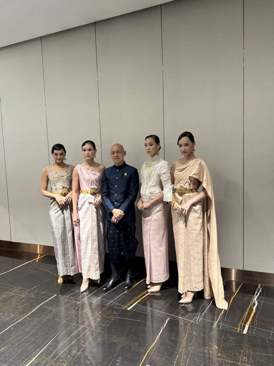 BeeFansite_'s tweet photo. 💃🏻 @beenamthip
#ICONCRAFT #ICONSIAM #ICONCRAFTatICONSIAM #SIRIVANNAVARI #SCraftCraftsmanship2025 #SCraft2025 #ThaiTextileHeroes2025 #ThaiTextileHeroes #Craftsmanship #ThaiDesigner #THAICRAFT
#ThaiTextile #ThaiSilk
#beenamthip #บีน้ำทิพย์ https://t.co/JvFciimawp