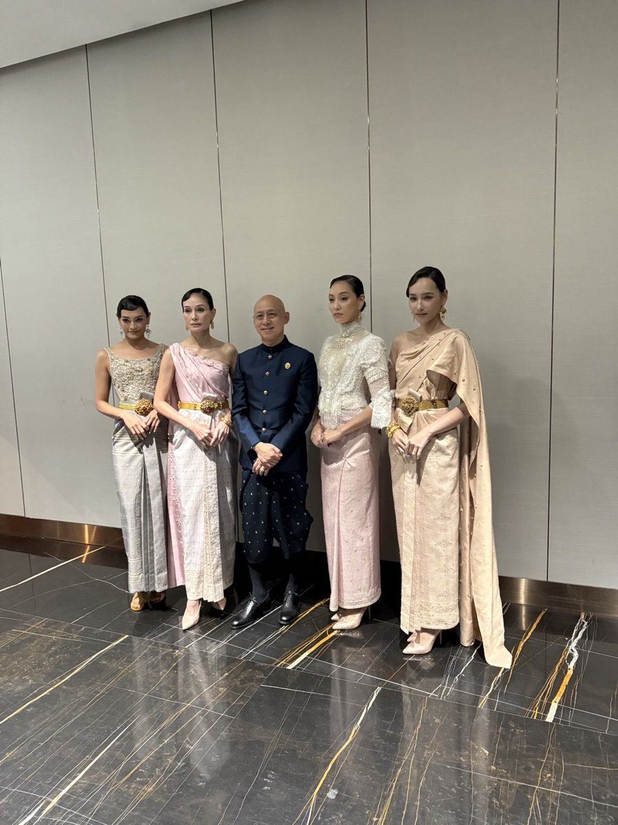 BeeFansite_'s tweet photo. 💃🏻 @beenamthip
#ICONCRAFT #ICONSIAM #ICONCRAFTatICONSIAM #SIRIVANNAVARI #SCraftCraftsmanship2025 #SCraft2025 #ThaiTextileHeroes2025 #ThaiTextileHeroes #Craftsmanship #ThaiDesigner #THAICRAFT
#ThaiTextile #ThaiSilk
#beenamthip #บีน้ำทิพย์ https://t.co/JvFciimawp
