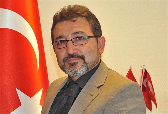 Aşağıdaki nur yüzlü ! mübarek ! abim kim biliyonuz mu ? Avusturya’da Diyanet için toplanan sadakaları arkadaşlarıyla alemlerde “grupça” yiyen, ayrıca Türkiye’den denetime gelen müfettişlere de “müessesenin ikramı” olarak eskort servis eden alemci Din İşleri Müşaviri  Mehmet Fatih