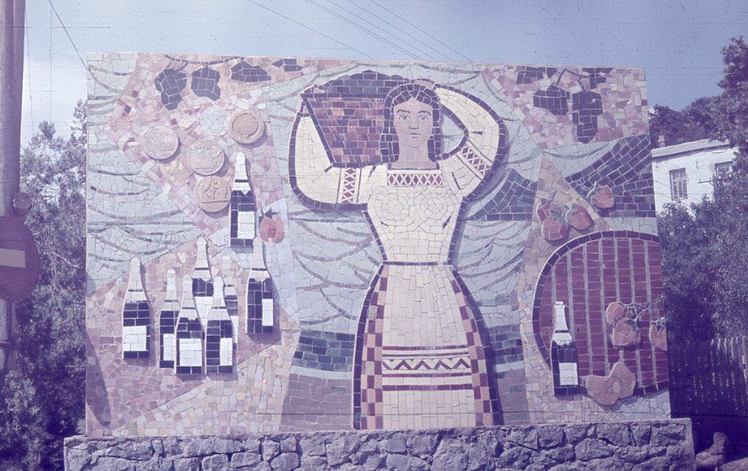 Новый Свет. 1961 год. 
Панно у завода шампанских вин. 
Сохранилось до сегодняшнего дня.