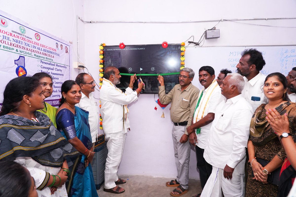 JaiAadiSrinivas's tweet image. ప్రభుత్వ పాఠశాలల్లో కార్పొరేట్ స్థాయి విద్య అందించడమే రేవంతన్న లక్ష్యంగా...!!

వేములవాడలో మహాత్మా జ్యోతిబాపూలే బాలికల పాఠశాలలో @unacademy ఆన్‌లైన్ తరగతులు ప్రారంభించిన ప్రభుత్వ విప్ @aadisrinivasmla గారు.

#DigitalEducation #Unacademy @revanth_anumula #AadiSrinivasMLA