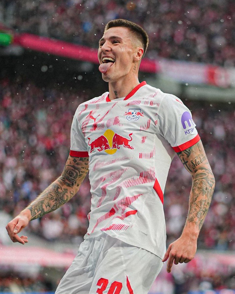 If a player doesn’t choose us and decides to go to Newcastle that’s fine. 

We move on and go for a midfielder and goalkeeper who want to join the club then go back for a striker later on.

It’s up to sesko, football and trophies or stuck in Isak shadow…

#MUFC #ManUtd