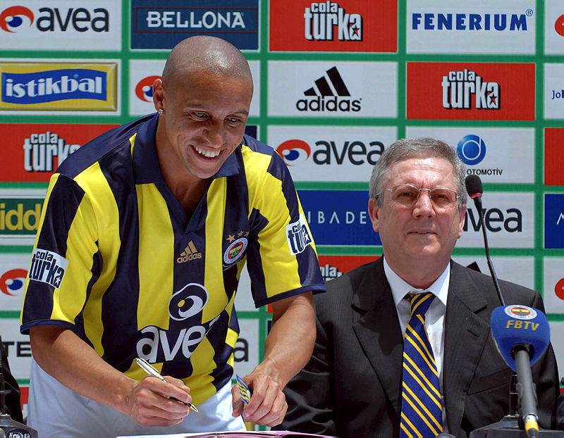 🗓️ 19.06.2007
✍️ Roberto Carlos
🏟️ Türkiye'deki ilk stadyumda imza töreni organizasyonu Fenerbahçe Spor Kulübü tarafından düzenlenmiştir.