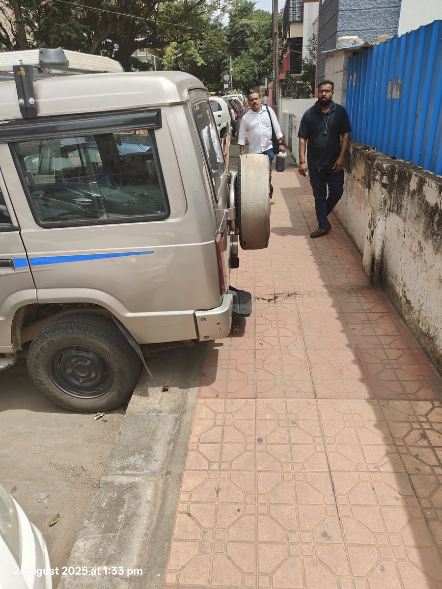Car is parked on Foothpath outside Gandhibazar car parking puttanna road    making difficult to pedestrian,as well as entire road car parking is obstructing traffic and pedestrian <a href="/blrcitytraffic/">ಬೆಂಗಳೂರು ಸಂಚಾರ ಪೊಲೀಸ್ BengaluruTrafficPolice</a>