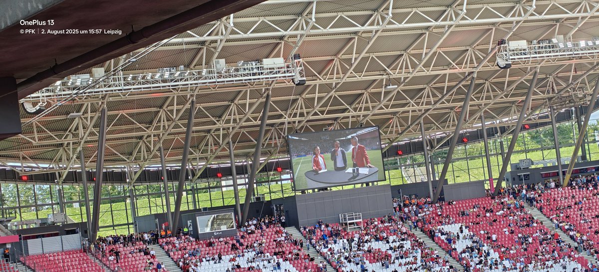 Was sollen diese Interviews im Stadion <a href="/RBLeipzig/">RB Leipzig</a> ?
Keiner versteht nur annähernd ein Wort. Mich macht das nervös.