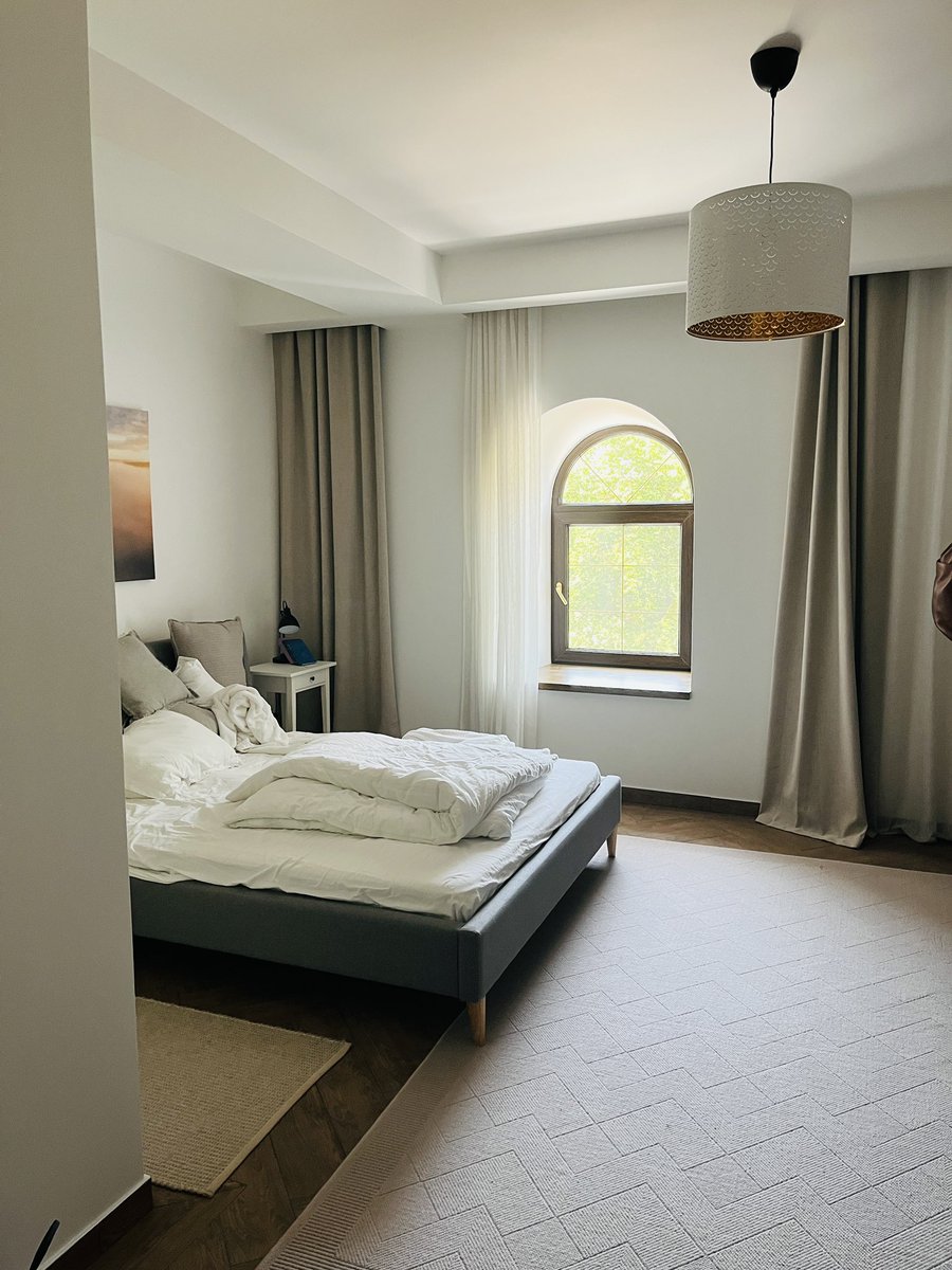 друзі, я таки тут побувала і це просто неймовірно, в живу ще гарніше ніж на сайті, сервіс, дуже просторий номер (ми взяли найпростіший) їжа, зона навколо, цей млин який крутиться і звук води😍😍