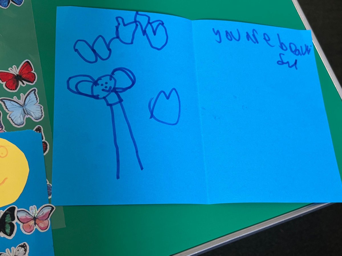 CharltonLib's tweet image. Today, children at #CharltonLibrary made cards and collages using different colours, textures and shapes at #LibraryFunClub! 🧡🫟 🌸 Join us every Saturday from 10.30-11.30am to make and create, browse and borrow books 📚 #LoveYourLibrary