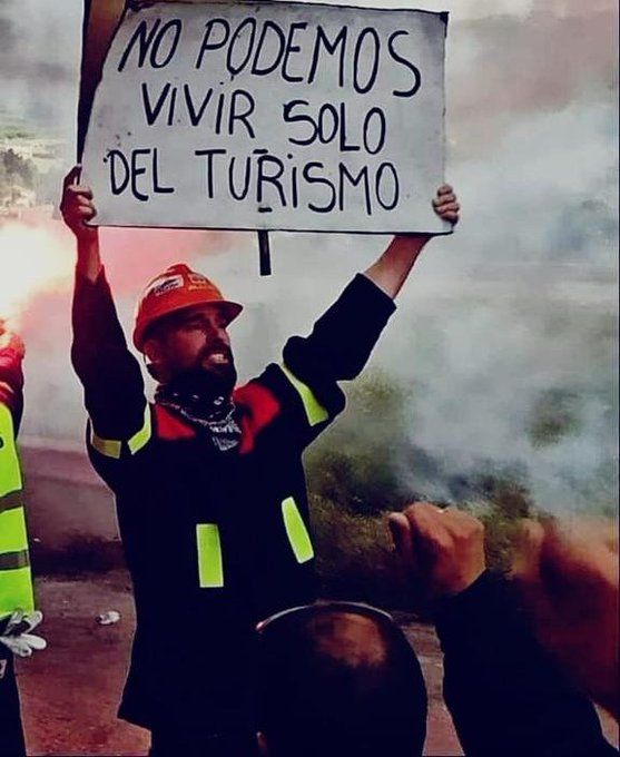 No se come del aire acondicionado del hotel.
No se paga la luz con sonrisas de recepción.
No se llena la nevera con récords de turistas.

Nos vendieron el “milagro del turismo” como si fuera progreso, pero solo es precariedad disfrazada de postal.
Mientras los alquileres suben,
