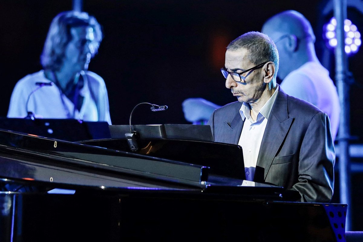 AlMajallaAR's tweet image. 📌 زياد الرحباني ابن لبنان الضال وصوتُ لعنته
♦️ وضع #زياد_الرحباني حياته الشخصية والعامة ومواهبه الفنية في مهب الأهواء التي عصفت ببلده #لبنان وأهله وبالشرق الأوسط تاليا، منذ هزيمة 3 دول عربية في حرب 5 يونيو/ حزيران 1967.

♦️ كان لا يزال طفلا أو فتى بريئا آنذاك، وابنا لفيروز وعاصي…