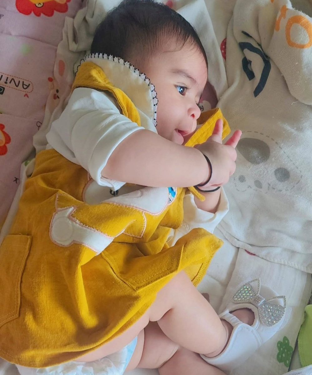 Its_EZone's tweet image. Aww-dorable alert! 😍 Dimple Jhangiani finally reveals the face of her baby girl Shivona as she turns 6 months old! 🍼💖 

Little bundle of joy is stealing hearts already! ✨👶 

#DimpleJhangiani #Shivona #6MonthsOld #CutestReveal #BabyGirl #ItsEZone