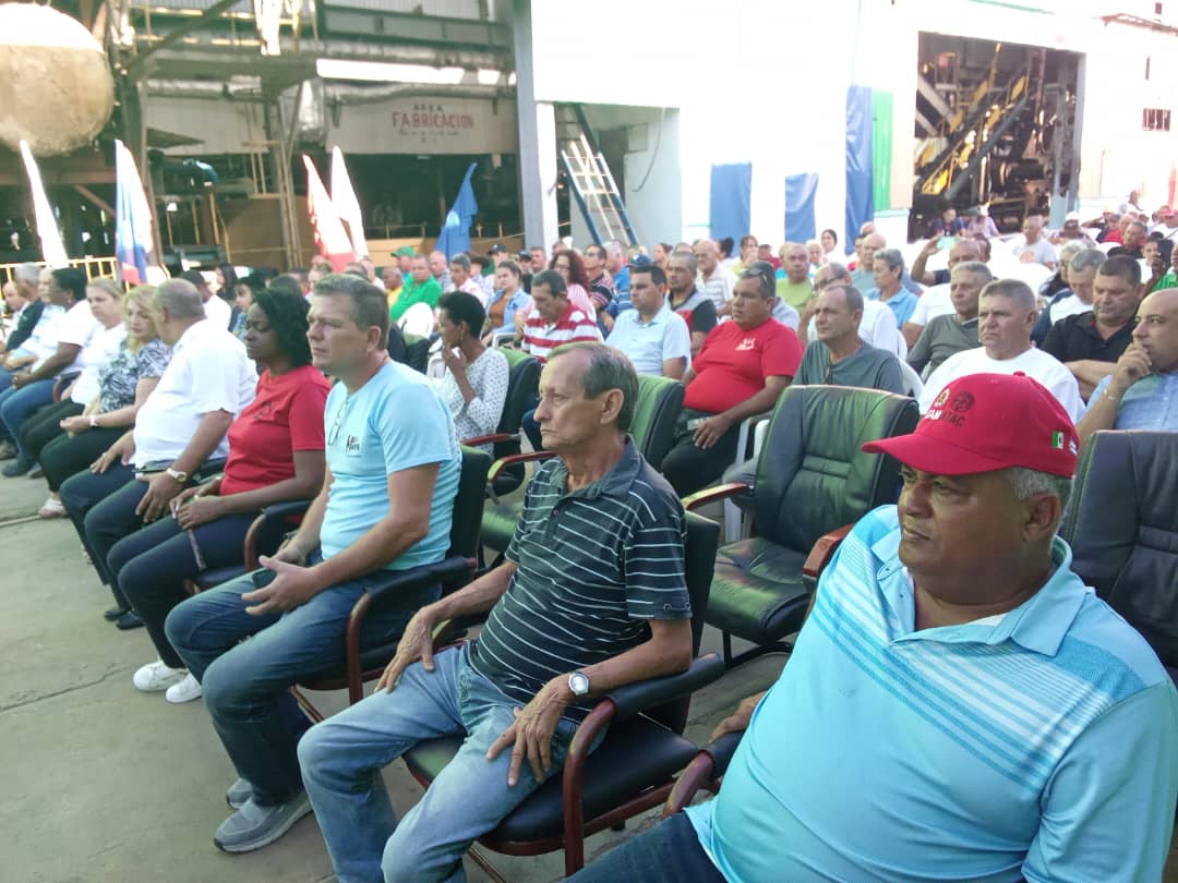 En la Empresa Agroindustrial Azucarera Melanio Hernández, se celebra el acto provincial por el cumplimiento exitoso de la zafra azucarera. #SanctiSpíritusEnMarcha
#UnidosXCuba
<a href="/DeivyPrezMartn1/">Deivy Pérez Martín</a> <a href="/DiazCanelB/">Miguel Díaz-Canel Bermúdez</a> <a href="/DrRobertoMOjeda/">Dr. Roberto Morales Ojeda</a> <a href="/PartidoPCC/">Partido Comunista de Cuba</a> <a href="/MMarreroCruz/">Manuel Marrero Cruz</a>