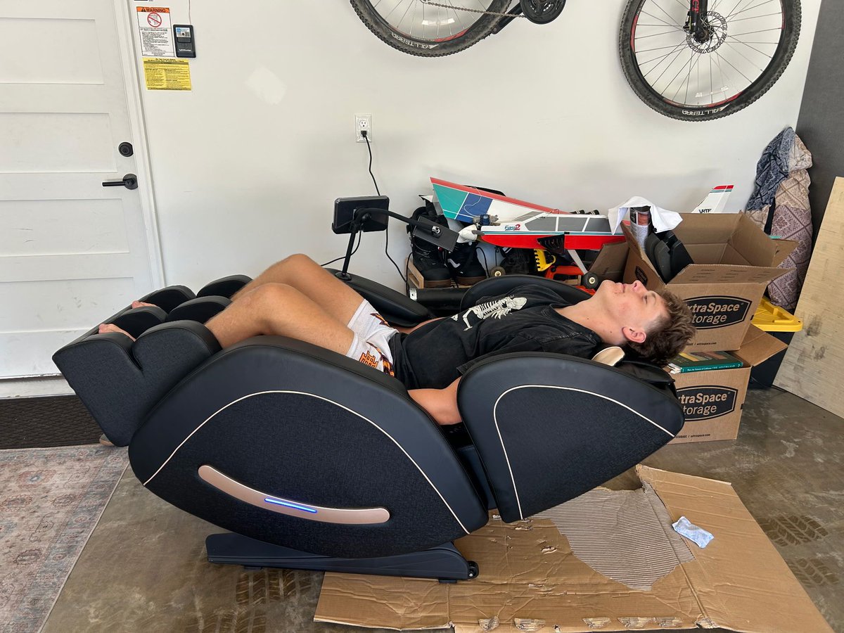 Today is the day for our fundraiser dinner and auction. Come support our program and meet the 2025 Lehi Pioneer football team! Dinner starts at 6:00 pm in the main gym. Auction will start shortly after that. See you tonight! 💜 🏈 💜 🏈