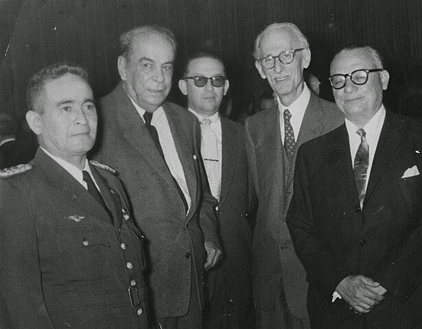 2 de agosto 1.498 Cristóbal Colón llega a tierras venezolanas,por la costa de Paria

1.775 Nacimiento de José Ángel Lamas, compositor del "Popule Meus"

1.884 Nacimiento de Rómulo Gallegos, novelista, educador y político autor de *Doña Bárbara* y Presidente de Venezuela en 1.948