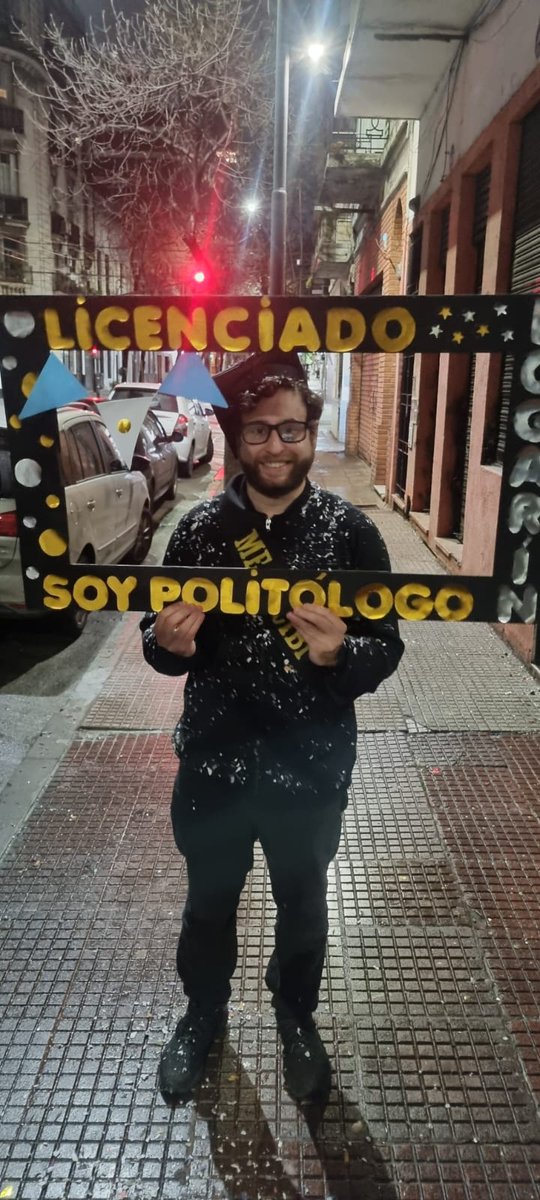 BogarinAle's tweet photo. Gracias a la Universidad Publica, tarde, pude recibirme pero tener esa oportunidad es invaluable. Gracias a los que estuvieron y acompañaron, ahora a devolver un poco de eso a todos! Si, obvio, fui a esa esquina a festejar! https://t.co/2JmGNfyh2Q