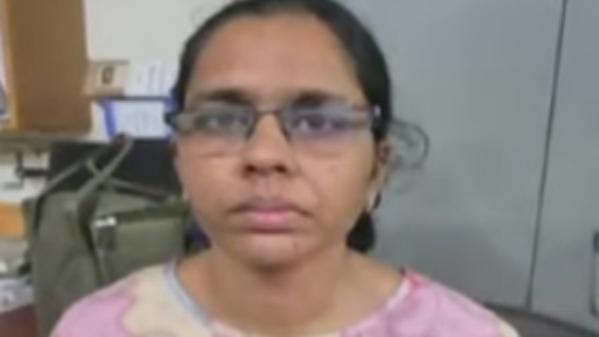 बुर्क़ा पहनकर कि चोरी, गिरफ्तार आरोपी महिला मुस्लिम नहीं है…

ख़बर अहमदाबाद कि है, यहां एक नर्सिंग कॉलेज की वाइस प्रिंसिपल को आठ लाख रुपयों की चोरी करने के आरोप में पुलिस ने गरिफ्तार किया है।

आरोपी अहमदाबाद के मेघानी नगर स्थित एक नर्सिंग कॉलेज में वाइस प्रिसिंपल थी, प्रिंसिपल