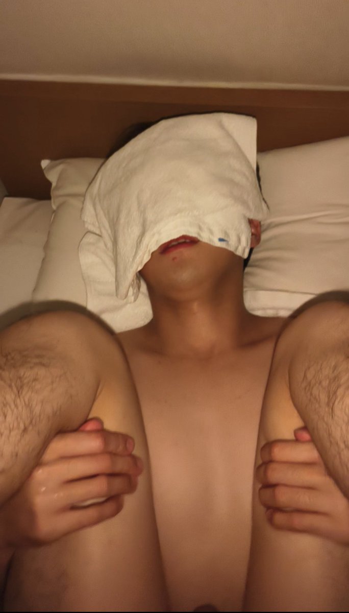 在國外幫19歲弟弟破處
在日本喝酒時 對面吧台來了一群人
有一個很可愛 最後他朋友都去趕地鐵
店員就問他 要不要坐到我這邊來
他跟我說：他第一次來 想好好體驗這邊
之後我們就一起出去抽煙
我：可以親你嗎 他：可以😌
我：不喜歡要說喔 他：不會不喜歡
我們就在路上 一邊抽煙一邊親親抱抱