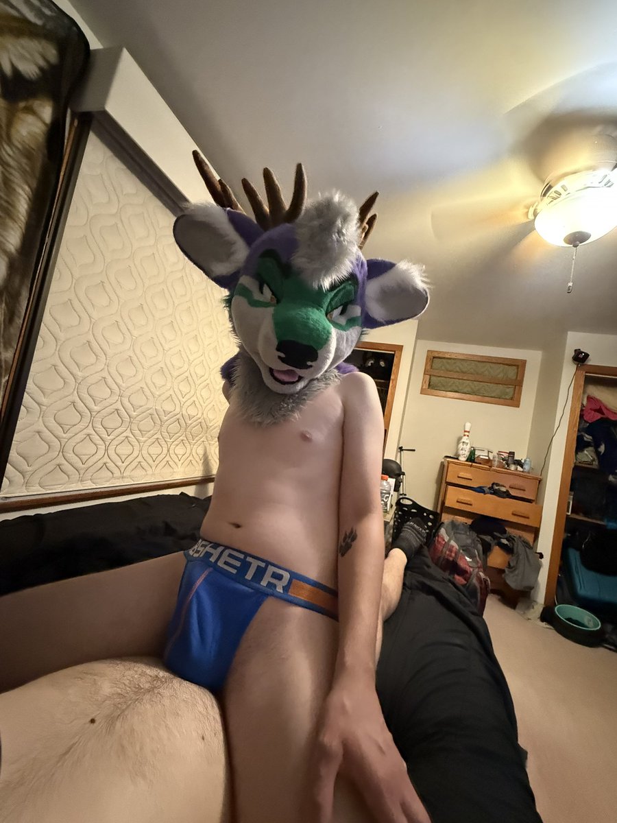 Had this sexy deer paid me a visit, caught him roaming around the woods of Vermont hehe~ 
w/<a href="/RexDurr/">null</a> 😘
