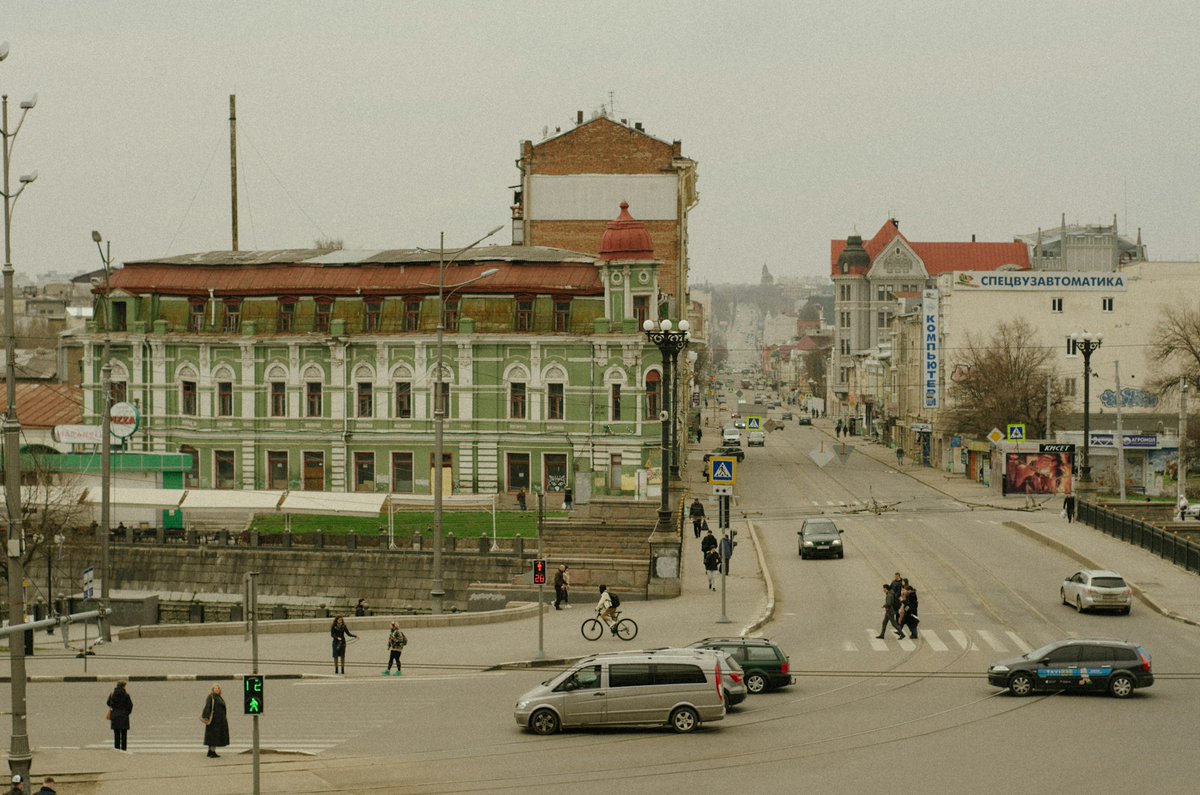 „Sobald ich ein Loch im Zaun sehe, verlasse ich das Land“

Wir haben Assembly im Frühjahr 2025 gebeten, uns Fragen zur der aktuellen Lage in der Stadt Charkow und zur politischen Stimmung in der Ukraine zu beantworten.

communaut.org/de/sobald-ich-…