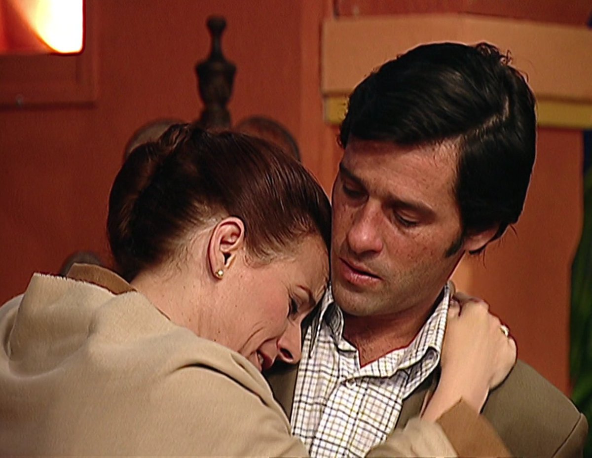 #PasiónDeGavilanes #PDG23 La desaparición de Óscar y Jimena hace que sus familiares comiencen a sospechar que fueron raptados.