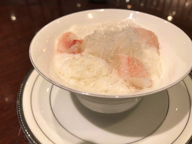 1人でホテルこもって一気に仕事終わらせるつもりが、風邪引いてもうて何の意味もない滞在になってしまい涙のやけ食いです美味しいです