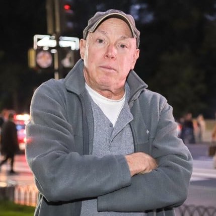 This man threatened Jewish protestors for Gaza with rape and a mass shooting in Midtown Manhattan. 

Help me figure out who he is. 

🧵
