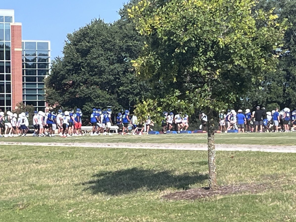 BLINNFBRECRUIT's tweet image. Back at it!! Getting warmed up for a great practice!! 🔵⚪️⚔️🏴‍☠️#standout #D1OfferU