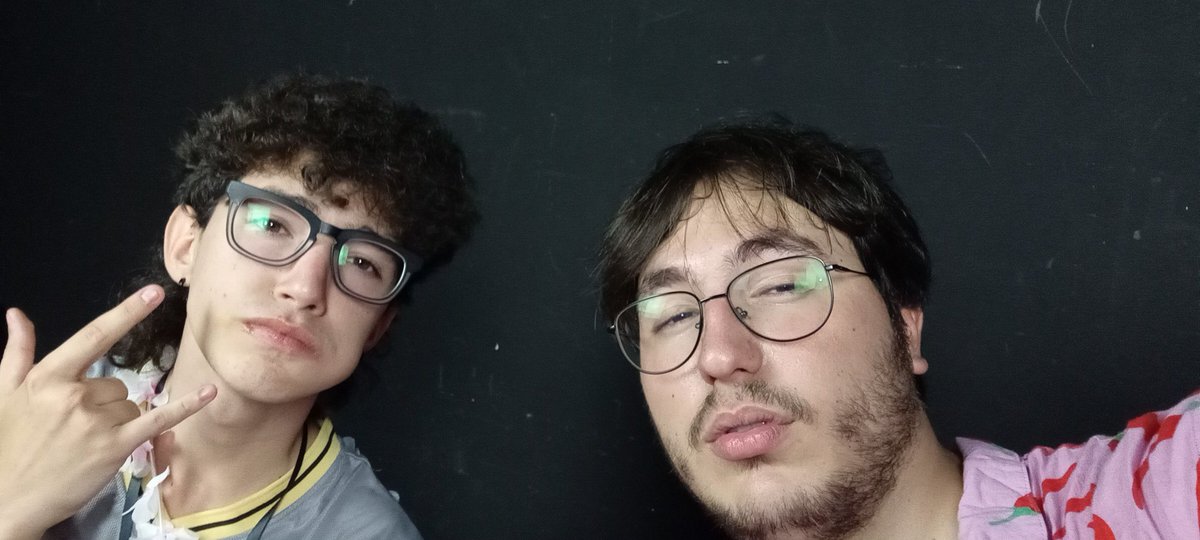 VOLTAGE TE QUIERO⚡️⚡️⚡️

HACE MUCHO CALOR