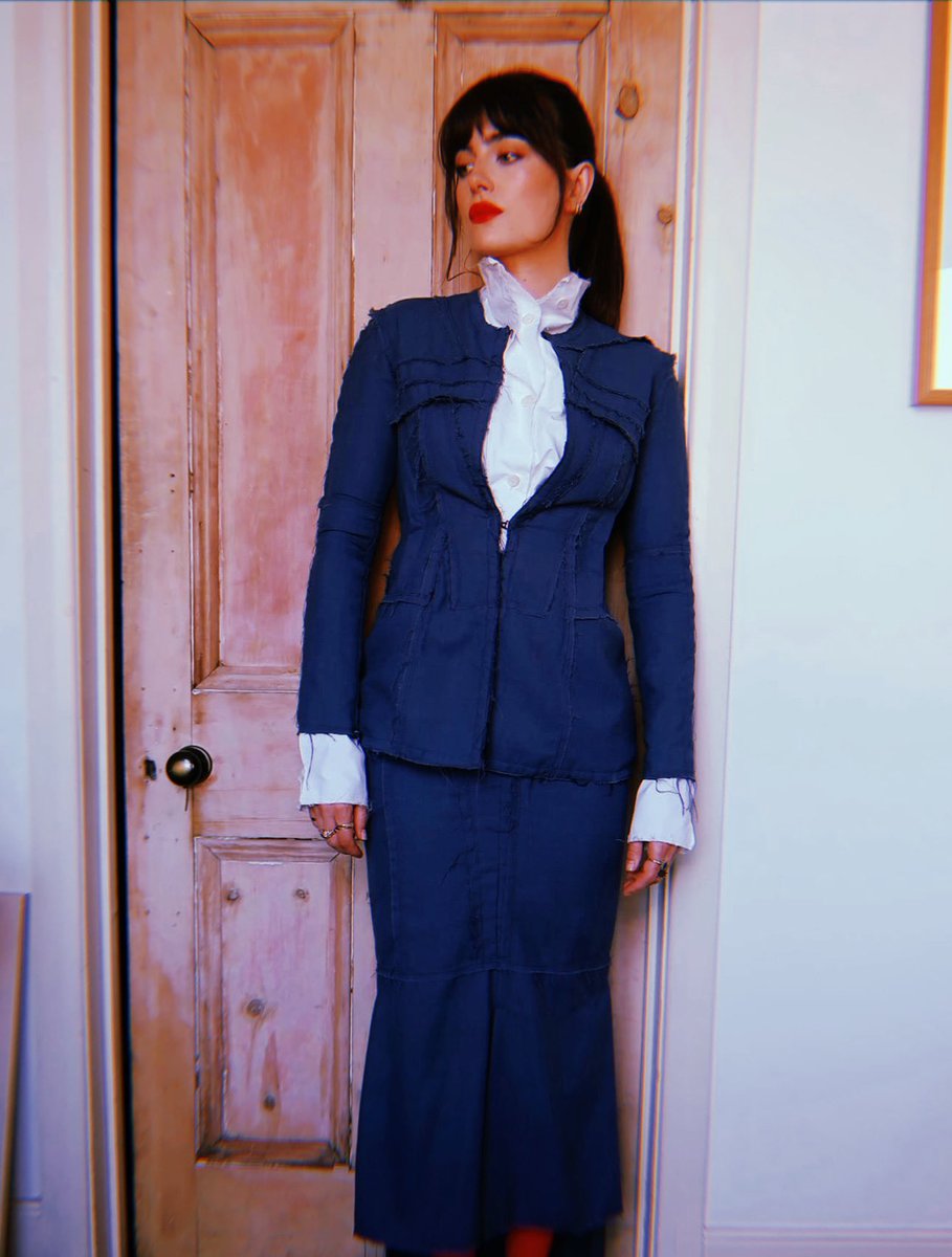 ｡ﾟ⋆｡°•☁︎ ⋆｡°•☁︎

          𝕾𝖊𝖉𝖚𝖈𝖙𝖎𝖔𝖓 𝕾𝖆𝖙𝖚𝖗𝖉𝖆𝖞

She never knocks. She shows up at doorsteps like a storm that already knows you’ll open the door. Not begging entry but expecting it. And gods help you if you don’t.
