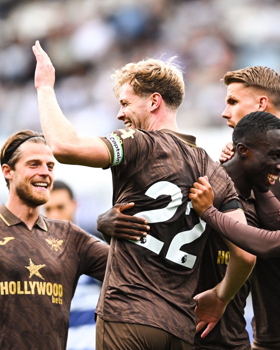 Nathan Collins has been named Brentford captain for the season and promptly scores to put the Bees ahead against QPR. ☘️
 eireguide.substack.com/p/nathan-colli…