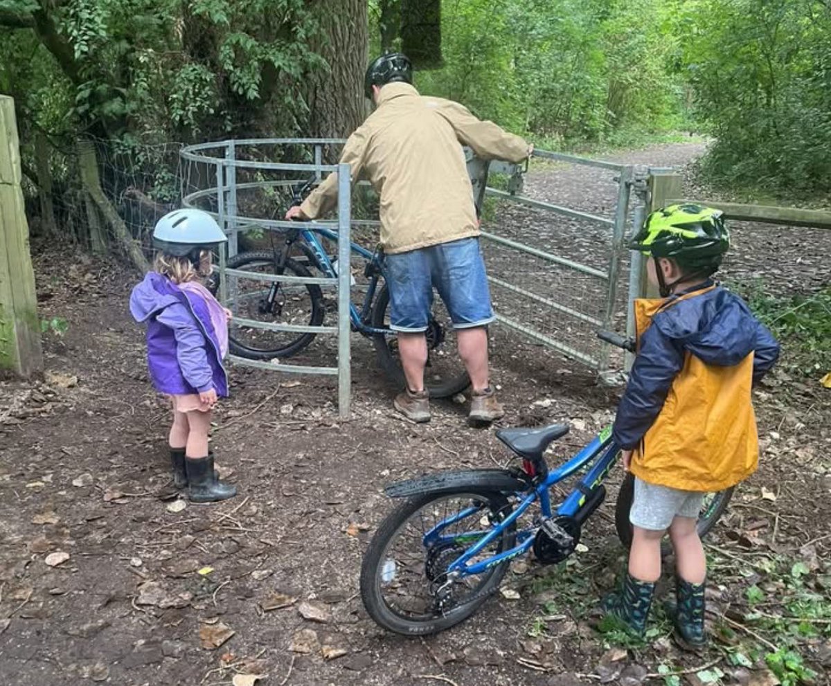 Oh dear, HDC erect new barrier to active travel at <a href="/HinchCPark/">Hinchingbrooke Country Park</a> . Do they really want to make the park more accessible for families and less able users? <a href="/camcycle/">Camcycle</a> <a href="/borofergie/">Stephen Ferguson</a> #exclusionarybarriers