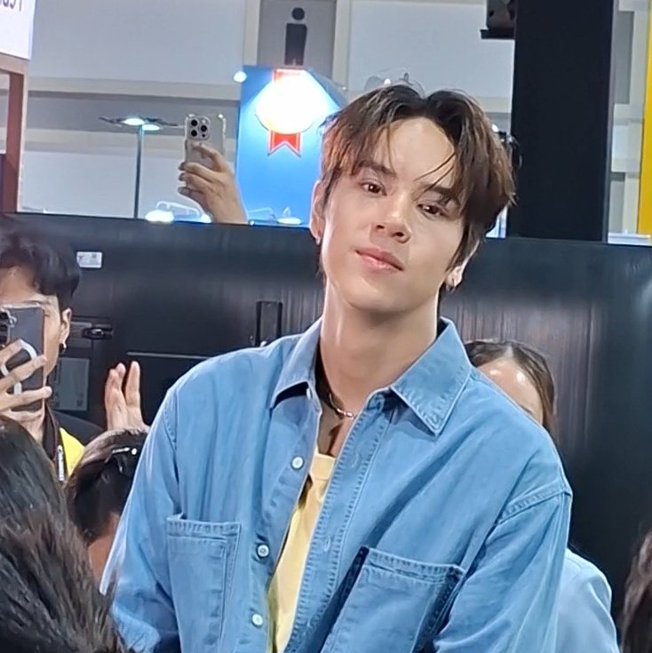 ได้เจอกันสักทีนะ ก่อนมางานดีใจจนร้องไห้อ่ะ ก็เจอกันล่าสุดคืองานไซน์ตอนตรุษจีนนู่นเลย รักนะคับคนเก่งคนดีของเค้า ไม่ได้หายไปไหนเลยนะ อยู่ตรงนี้เหมือนเดิมเลย แต่มันว่างไม่ตรงกันสักทีอ่ะบี๋ รักมากคับ 😚🫶✨️💖💘
.แล้วมองงี้คือไร ต่อยกันป่ะ 🤣