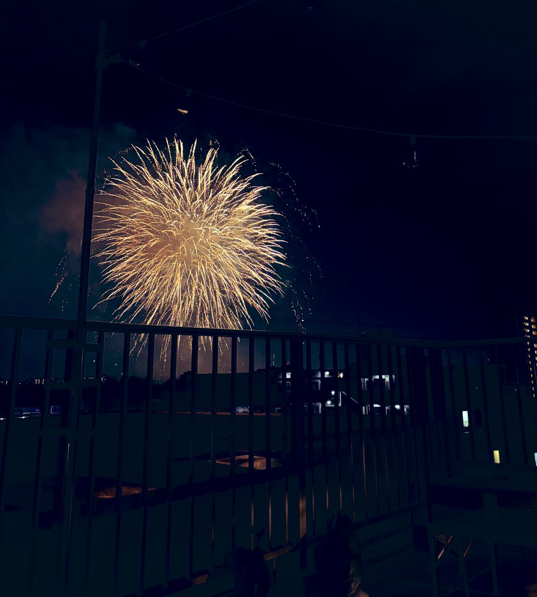 今日は地元の花火大会の日
朝から片付け掃除買い出し準備とバタバター

無事🎆開催されて親族集まり楽しく過ごせて良かった✨

やっと気が抜けてボーッとしながらこんな時間にアイス食べてる🍨