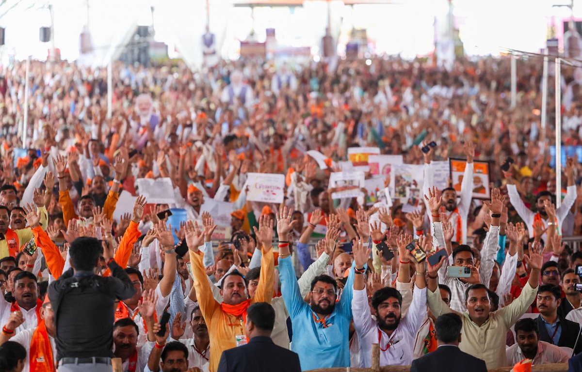 किसान हितैषी मोदी जी ने आज किसान कल्याण की दिशा में एक और कदम बढ़ाते हुए काशी से ‘किसान सम्मान निधि’ की 20वीं किस्त जारी की। इसके तहत देश भर के कुल 9.7 करोड़ से अधिक किसानों को ₹20,500 करोड़ से अधिक की राशि DBT के माध्यम से हस्तांतरित की गई।

साथ ही, मोदी जी ने वाराणसी के लिए