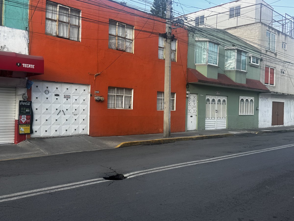megomx's tweet photo. Socavón en la avenida 7-A entre la calle 32 A y 34 A en la colonia Santa Rosa, ya se denunció a la @AlcaldiaGam y ahí sigue, @nmasforo @GobCDMX @SGIRPC_CDMX @SEGIAGUA @CCSEGIAGUA https://t.co/hoxbV10rOO