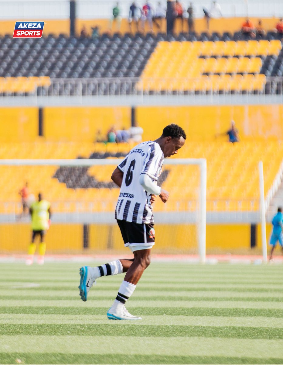 AkezaSports's tweet photo. 🔵🔴 But pour @aiglenoircs !  
Kévin Icoyitungiye ouvre le score et enflamme le stade ! 🔥⚽️  

⏱️ 43’ : Aigle Noir CS 1️⃣ - 0️⃣ Vision FC  
L’ambiance est électrique au Nkurunziza Peace Park Complex, les fans s'affaullent !  

 #AKEZASPORTS #Burundi #NPPC https://t.co/qU85Sji8VM