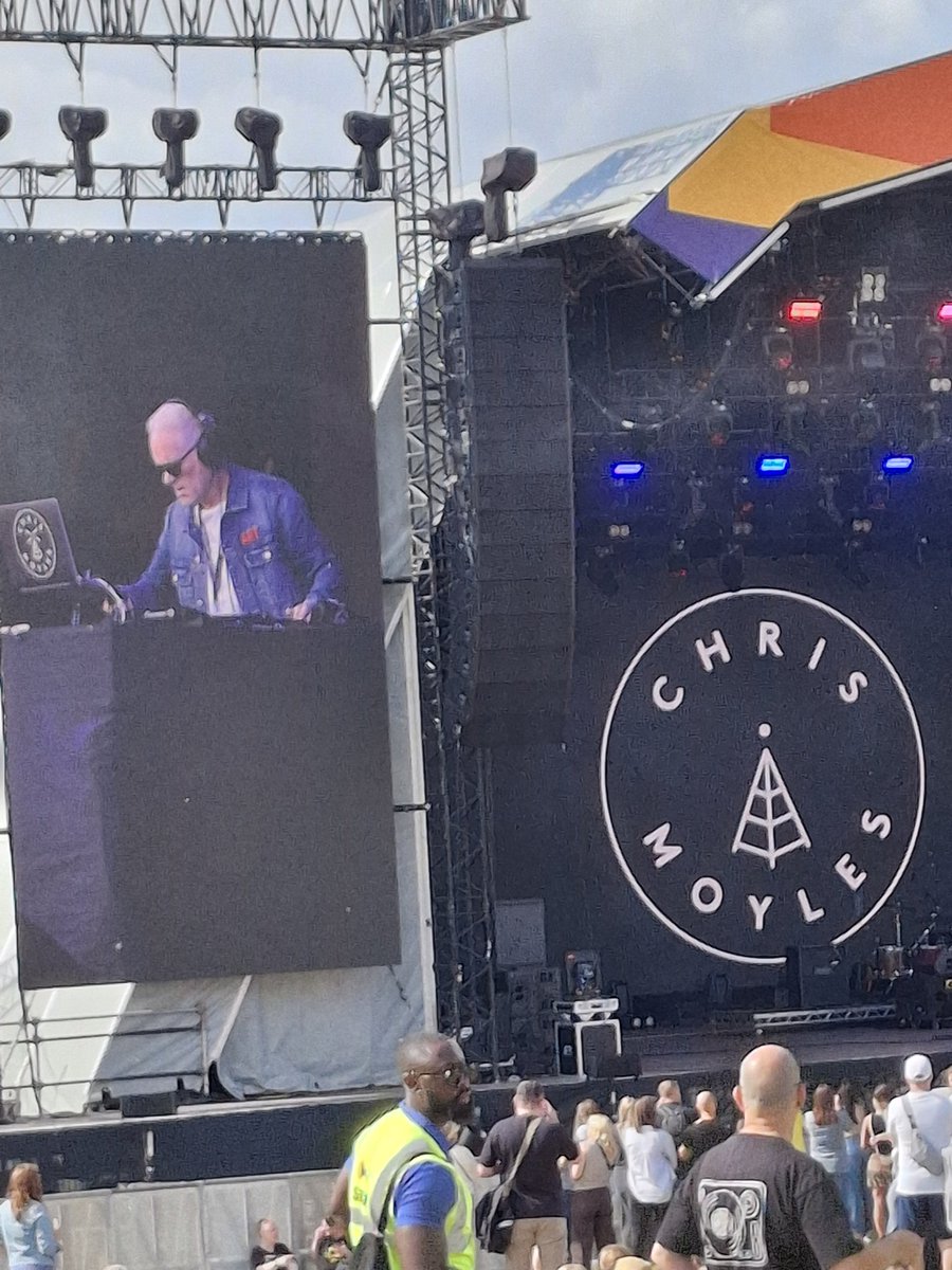 DaviesAnna's tweet photo. @ChrisMoyles DJ-ing in the sun 🌞 https://t.co/qxvrJ0co1W