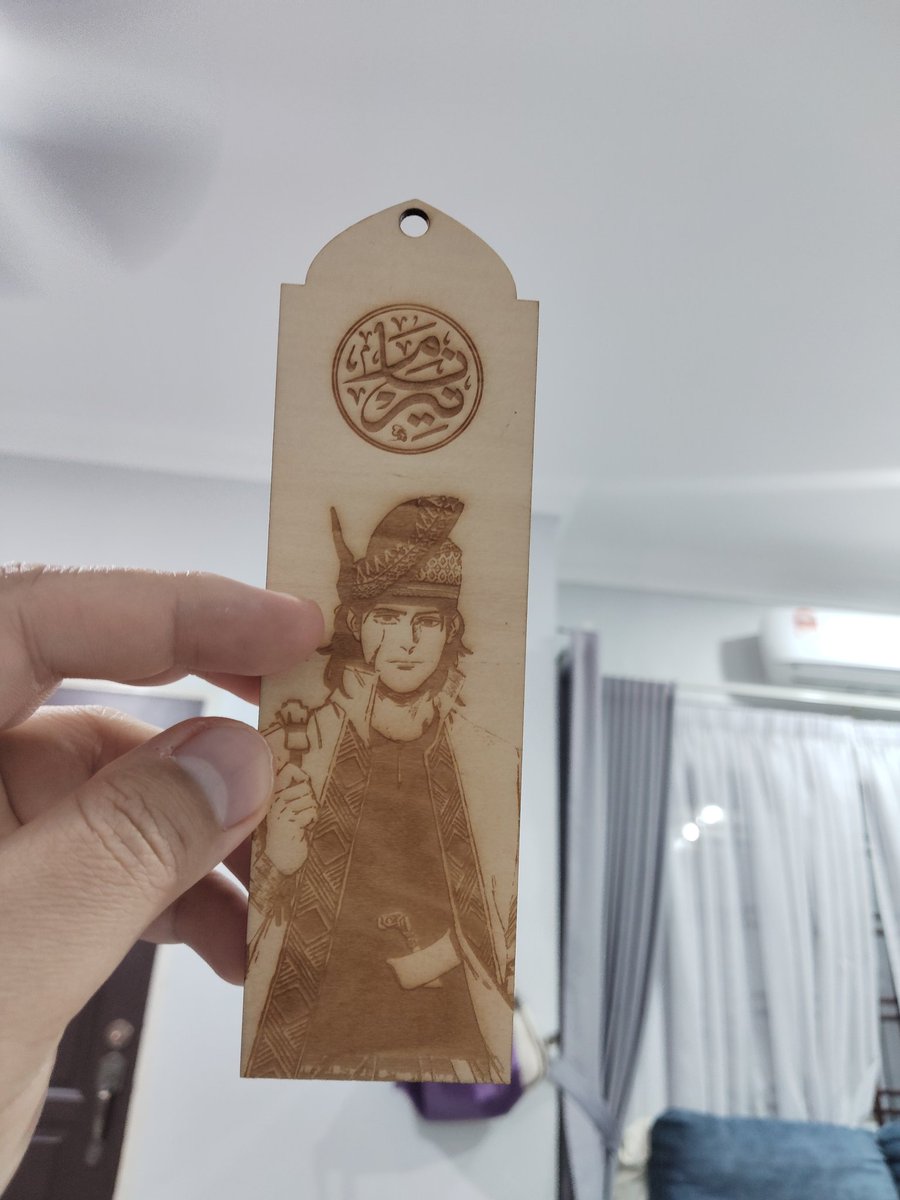 Penanda novel tapi kayu.
Okay tak?
Terasa nak usahakan kelainan untuk cenderamata pre-order judul yang akan datang. 😁