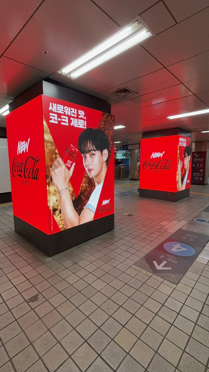 ギャー！ソウル駅にもテヒョンいた🫠❤️‍🔥
あちこちにいる…やばい嬉しい😭これはすごい

TAEHYUNG COCA COLA AMBASSADOR
KIM TAEHYUNG X COKE ZERO 
#TaehyungxCocaCola #テテxコカコーラ