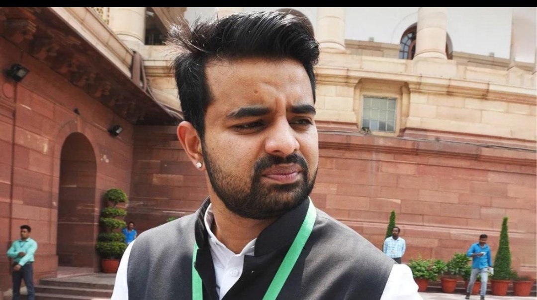 दरिंदे प्रज्वल रेवन्ना को आजीवन कारावास की मिली सजा,इतने बड़े अपराध के लिए मृत्यु दंड मिलना चाहिए था।

खैर राजनीतिक रसूख होने के कारण रियायत बरती गई हो,लेकिन इसने बहुत सी नाबालिक , गरीब और प्रतिष्ठित महिलाओं की आबरू लूटी है।

Prajwal Revanna पूर्व प्रधानमंत्री एचडी देवगौड़ा के