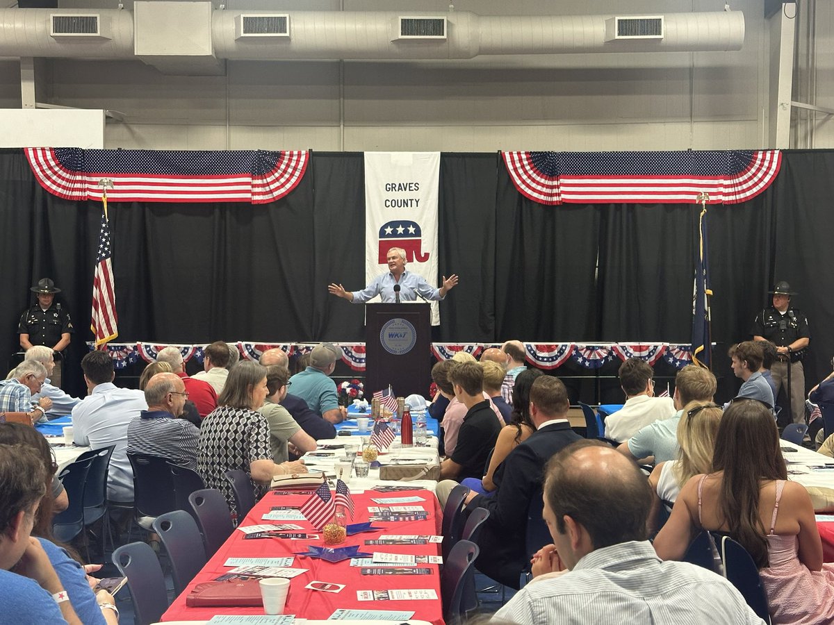 JamesComer's tweet image. Kicked off the morning at the Graves County GOP 🐘 Breakfast in Mayfield ahead of the world famous Fancy Farm Picnic. Great crowd; lots of energy. #KY1