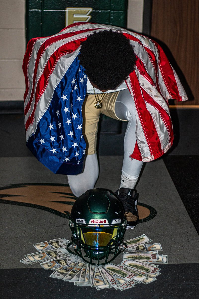 34blitzAlbert's tweet photo. Blessed🙏🏾 @CyFallsFB @classof2026
@RecruitingCFHS https://t.co/DbE9STAXpH