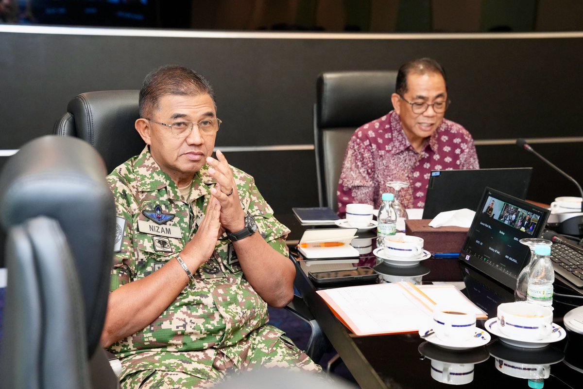 This afternoon, I held a trilateral meeting via video conference with H.E. General Tea Seiha, Deputy Prime Minister and Minister of National Defence of Cambodia, and H.E. General Natthaphon Narkphanit, Acting Defence Minister of Thailand.

Also present were General Tan Sri Hj