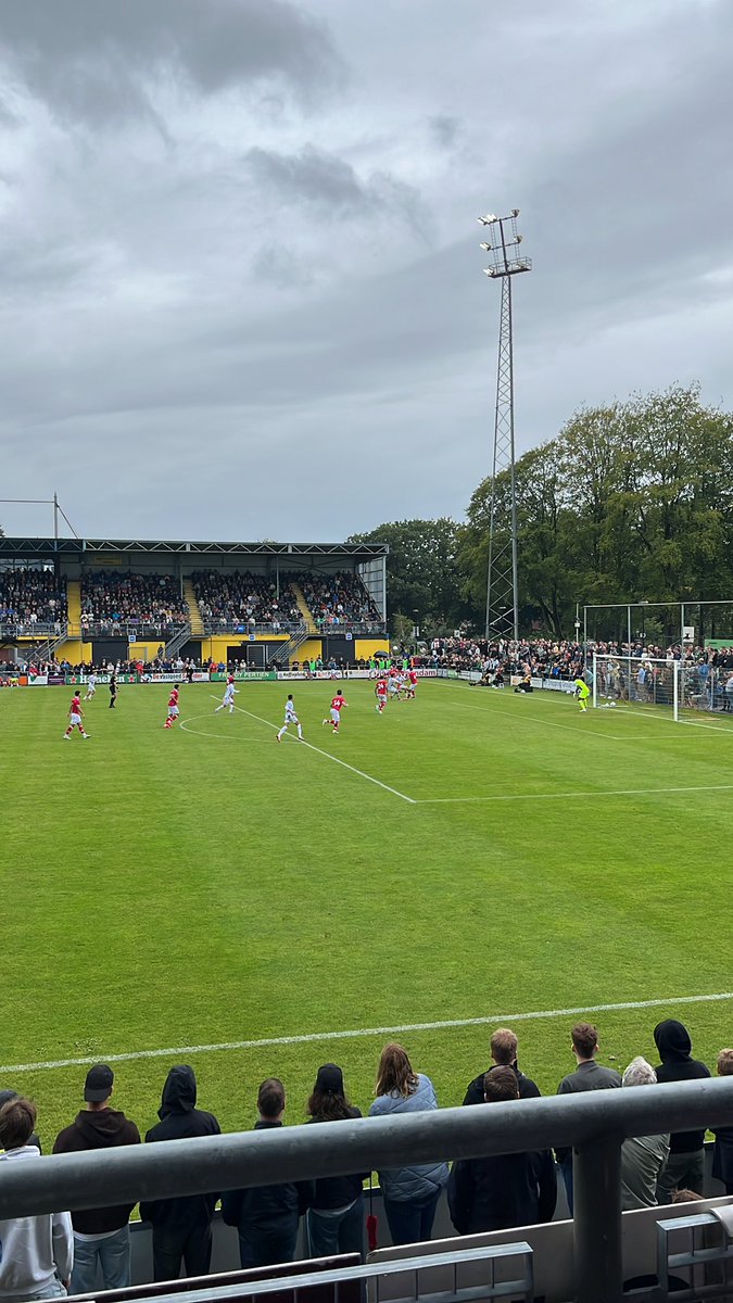 Volle bak in Veendam bij laatste oefenwedstrijd van de FC. Ziet er vooral degelijk uit, komende weken maar eens zien wat het echt waard is als AZ en Heerenveen de eerste echte tegenstanders zijn. #fcgroningen #growxm