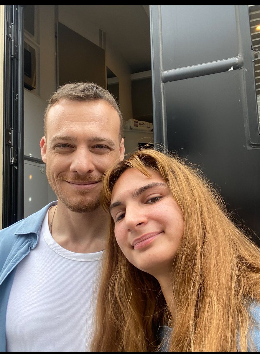 thebursinbrasil's tweet photo. Hoje foi dia de visita especial no set! ✨
Irem foi visitar o querido Kerem Bürsin e viver mais um momento inesquecível ao lado dele. 🥹💙
Sorrisos, carinho e uma lembrança pra guardar pra sempre!
📸 @//iremdklr
#KeremBürsin #Çarpıntı #SetVisit #TheBürsin #MemóriasLindas https://t.co/pKuQWzLyoP